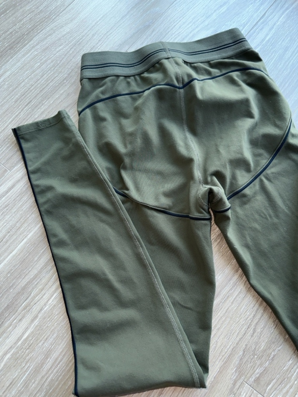 ALO Yoga Olive Green Seamless Sports Bra with Contrast Trim - Picture 11 of 14